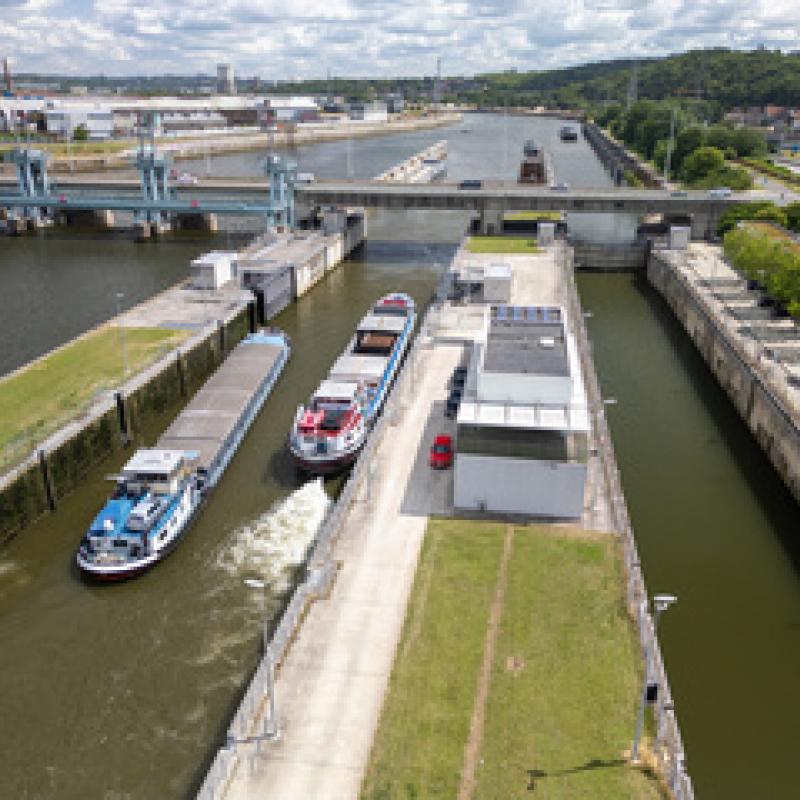 péniches cours d'eau