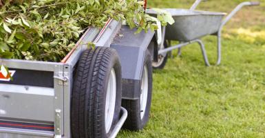 remorque avec déchets de jardin
