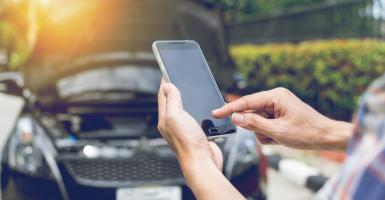 Homme appelant de l'aide car voiture en panne