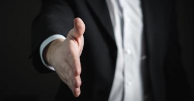 Recruteur tendant la main