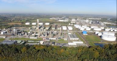 Vue aérienne de l'ancienne zone industrielle de Feluy : anciens bâtiments et tours d'un site plus en activité