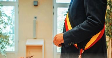 personne portant une écharpe de bourgmestre
