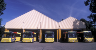 bus du tec sortant d'un dépôt