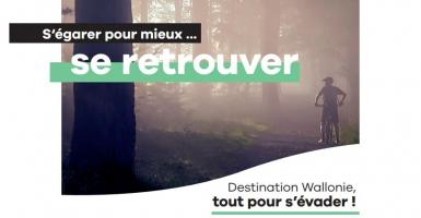 Vttiste au milieu d'une forêt