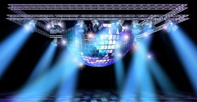 Boule à facettes et piste de discothèque