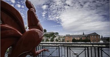 Vue de l'Elysette vers le Parlement wallon avec statue du coq en avant-plan