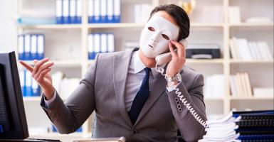 Homme au téléphone derrière un masque