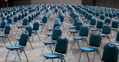 Salle de conférence avec chaises vides