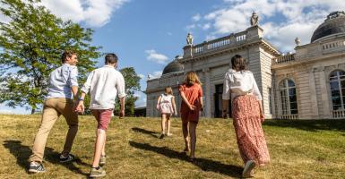 Famille s'apprêtant à visiter