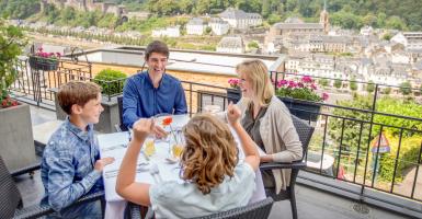 Quatre personnes attablées en terrasse