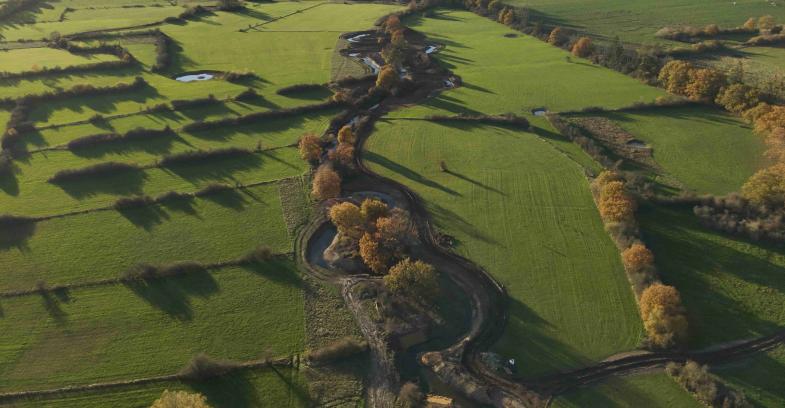 vue aérienne du cours sinueux de l'Eau blanche