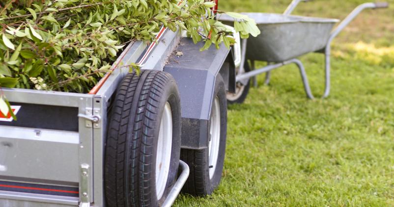 remorque avec déchets de jardin