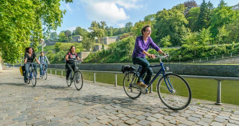 3 personnes à vélo sur le Ravel