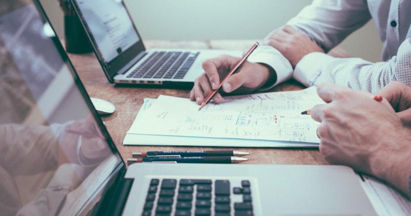 Employés de bureau en train d'analyser des chiffres