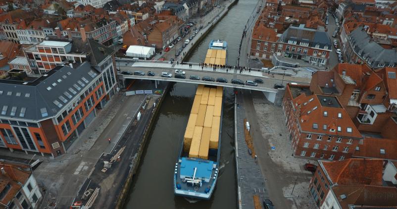 vue aérienne d'une bateau chargé de conteneurs passant sour le nouveau pont