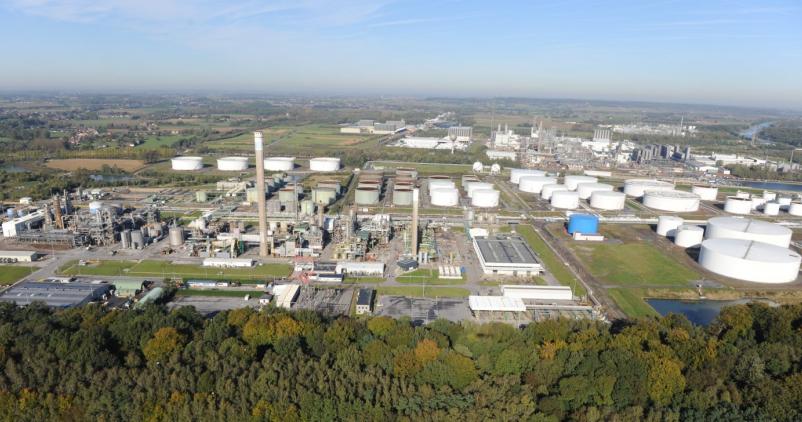 Vue aérienne de l'ancienne zone industrielle de Feluy : anciens bâtiments et tours d'un site plus en activité