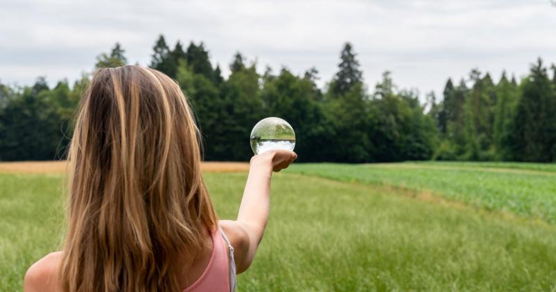femme qui tient un globe transparent