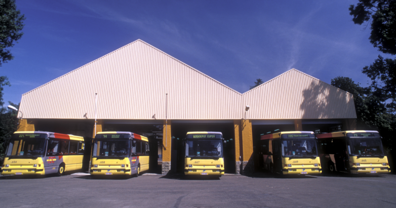 bus du tec sortant d'un dépôt
