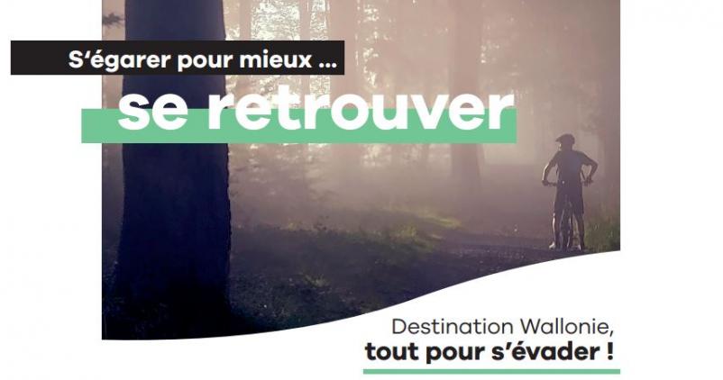 Vttiste au milieu d'une forêt