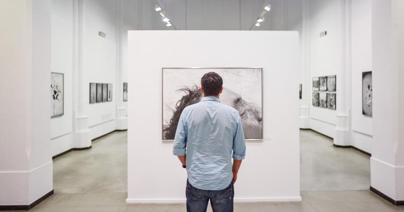 Visiteur dans le musée de la photographie de Charleroi