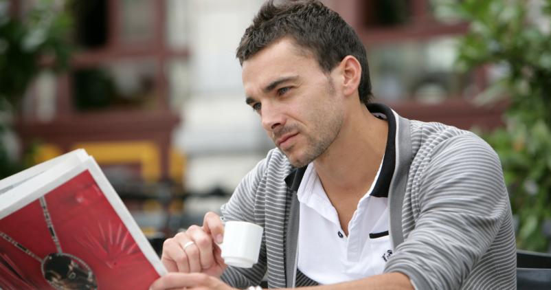 Homme à la terrasse d'un café