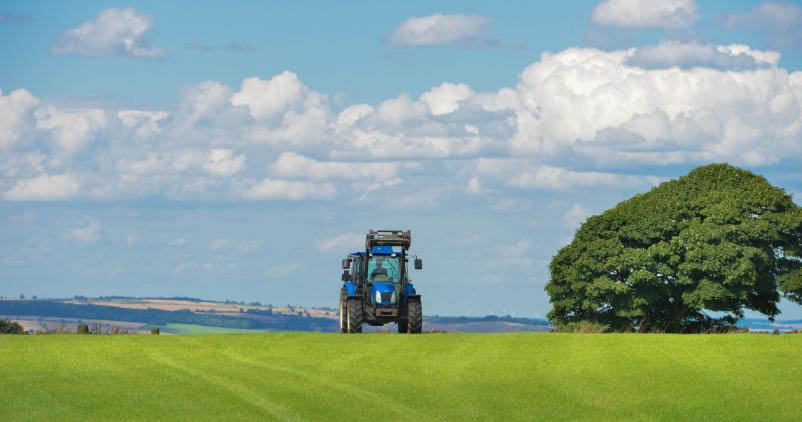 tracteur dans un champ