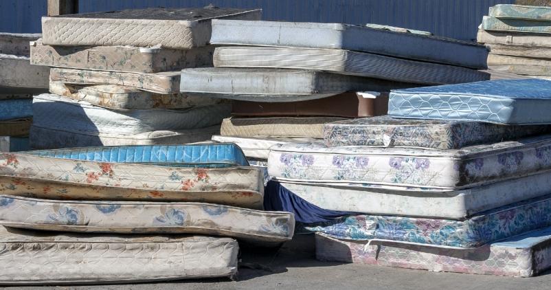 vieux matelas empilés