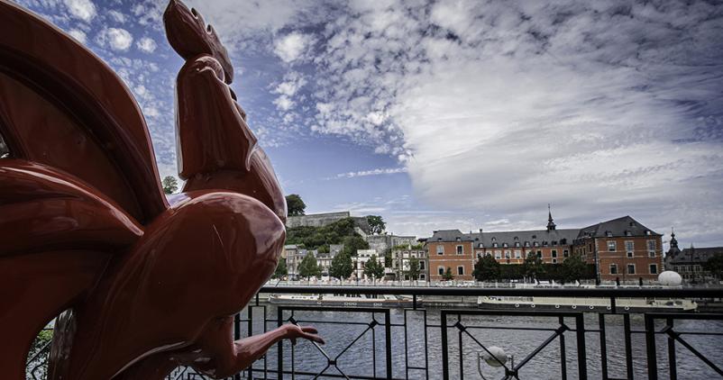 Vue de l'Elysette vers le Parlement wallon avec statue du coq en avant-plan