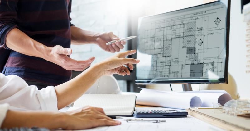 photo d'un écran d'ordinateur avec des plans d'architecte