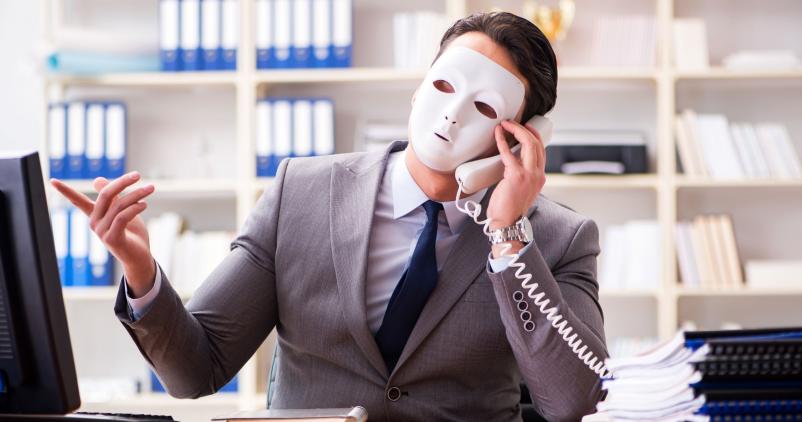 Homme au téléphone derrière un masque