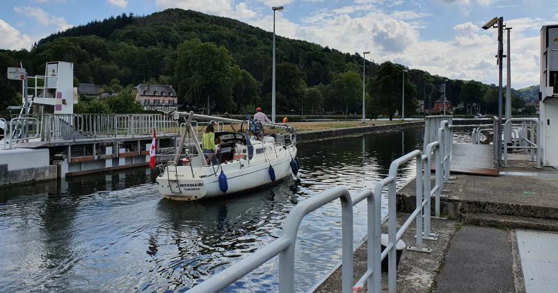 Ecluse de Hun avec un bateau
