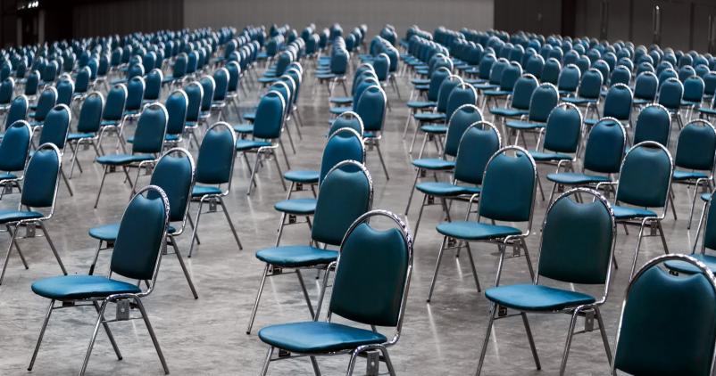 Salle de conférence avec chaises vides