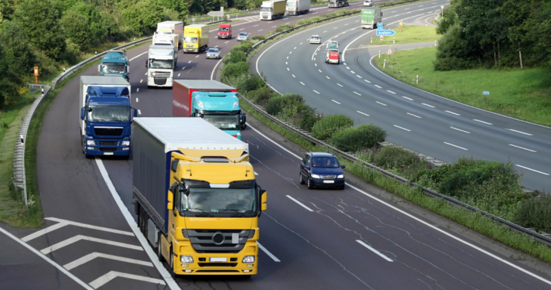 Autoroute avec camions