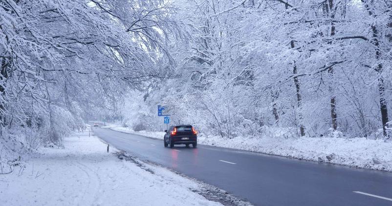 Route%20enneig%C3%A9e%20avec%20voiture%28c%29%20SPW%20DCIE%20comp