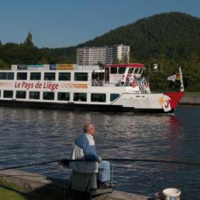 Bateau "le pays de Liège" avec pêcheur