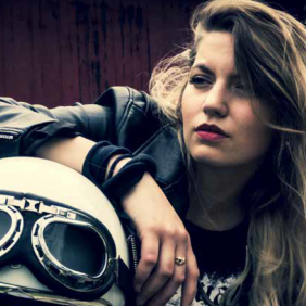 Dame sur une Harley Davidson