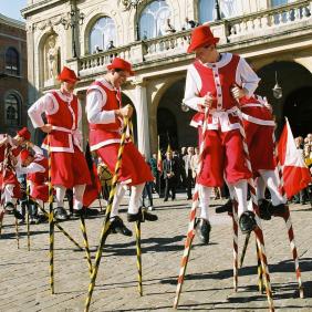 Echasseurs devant le théâtre