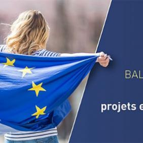 Femme de dos tenant un drapeau européen