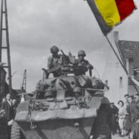 Soldats sur un tank à la Libération