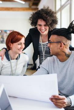 Personnes dans un espace de coworking en train d'échanger des idées sur un projet en toute convivialité