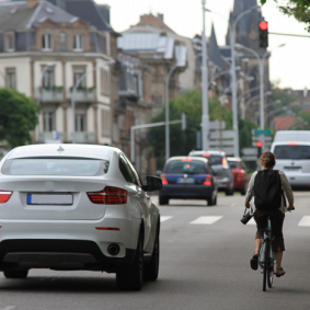 voiture et vélo sur la route