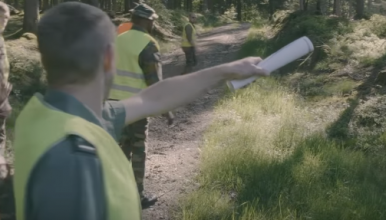 Forestier pointant un endroit du doigt